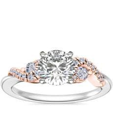 Anillo de compromiso de tres diamantes y diseño torcido en dos tonos en oro blanco y rosado de 14k